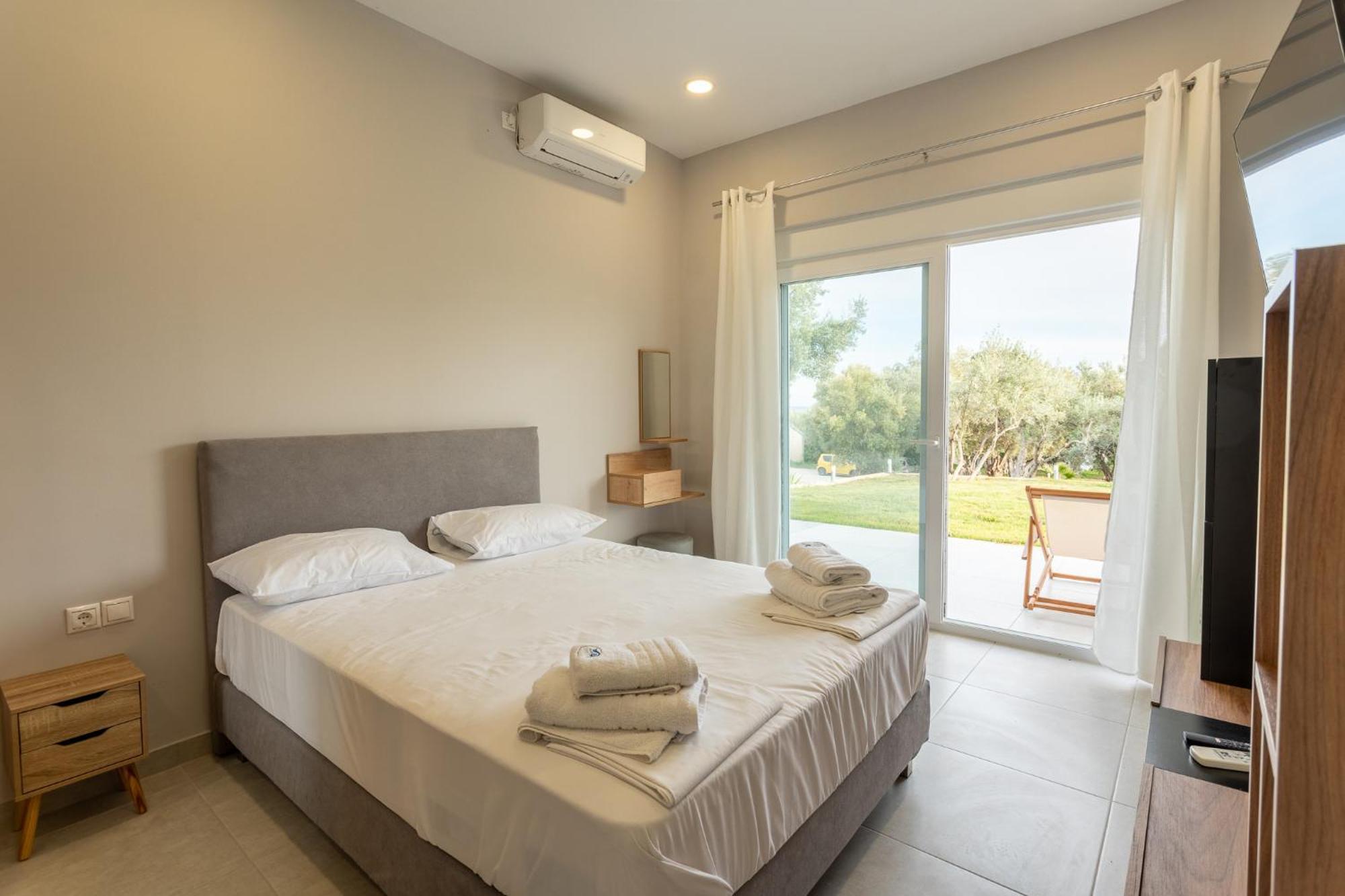Blue Waves Luxury Suites By The Sea Plomari Exteriér fotografie