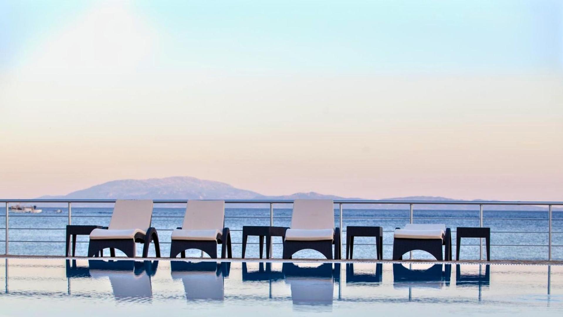 Blue Waves Luxury Suites By The Sea Plomari Exteriér fotografie