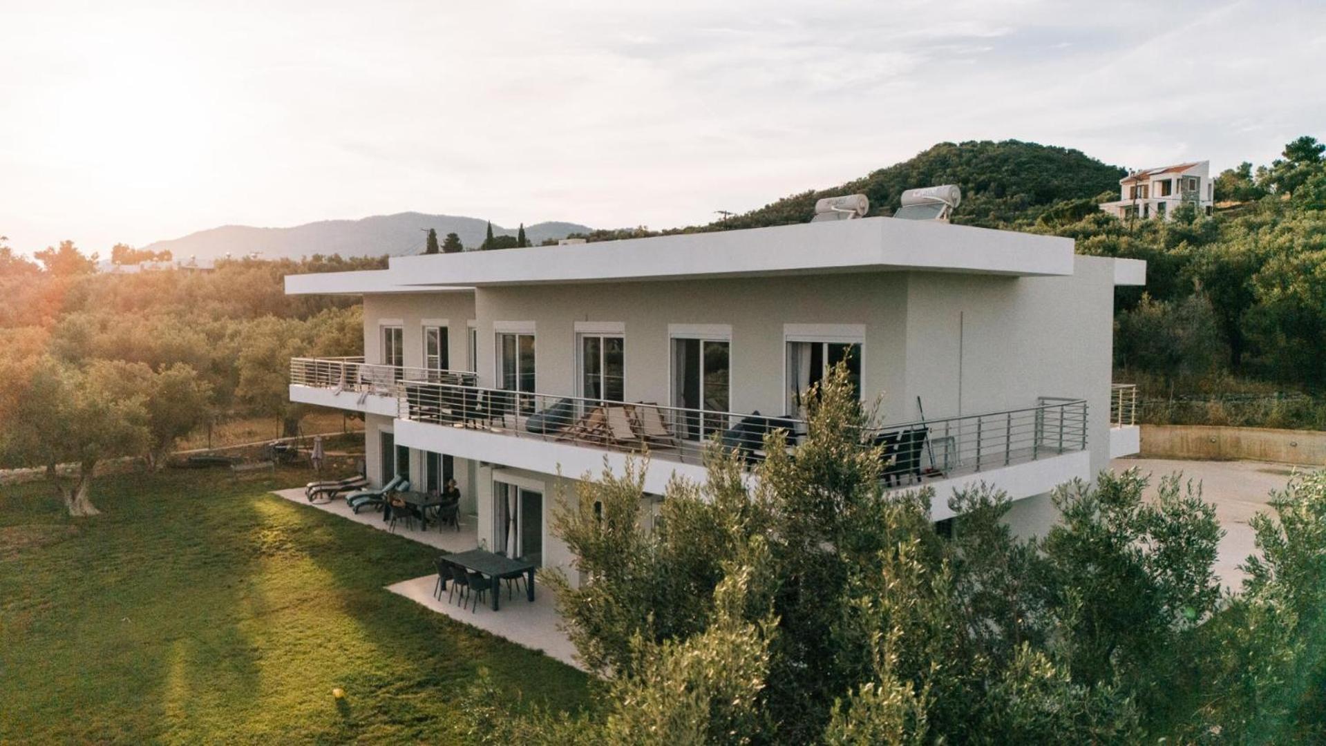 Blue Waves Luxury Suites By The Sea Plomari Exteriér fotografie